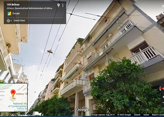 Pretty Rooms In Gold And Blue Apartment In Safe Central Area