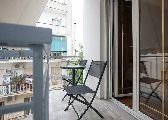 Pretty Rooms In Gold And Blue Apartment In Safe Central Area