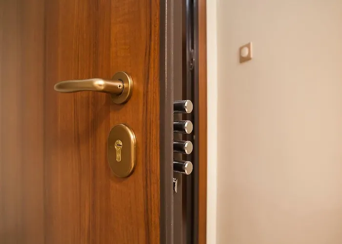 Pretty Rooms In Gold And Blue Apartment In Safe Central Area