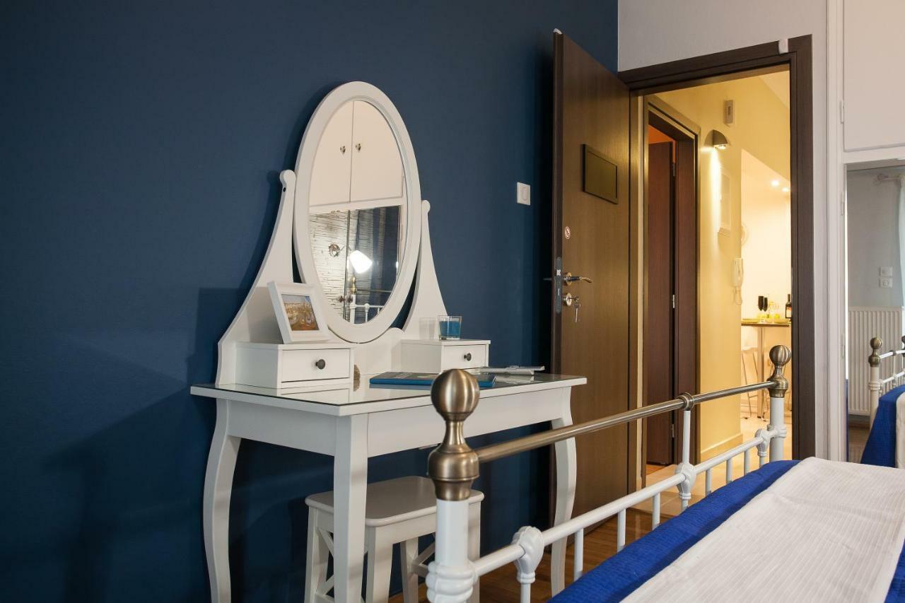 Pretty In Gold And Blue In Safe Area * Athens