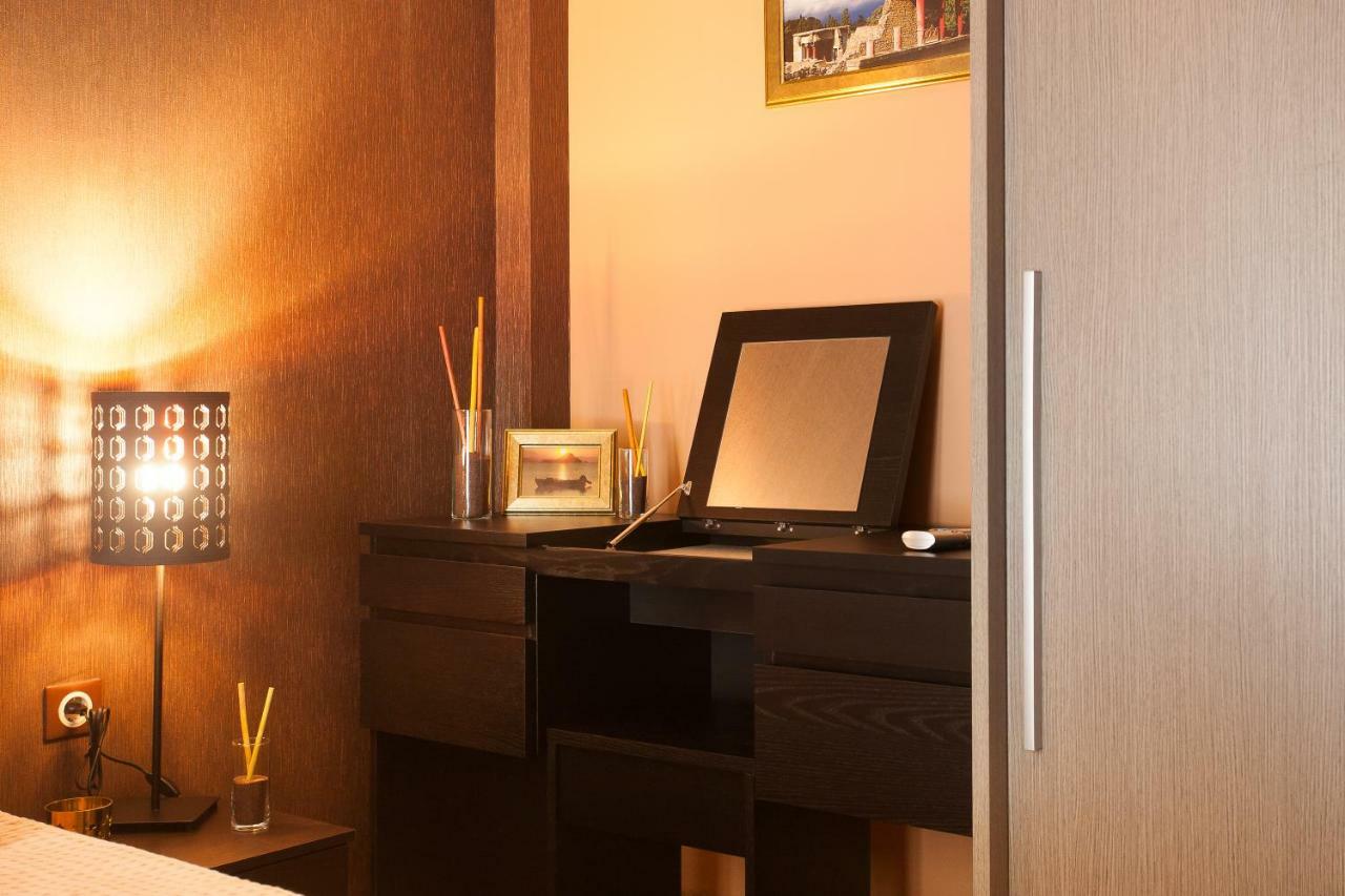 Pretty In Gold And Blue In Safe Area Homestay Athens